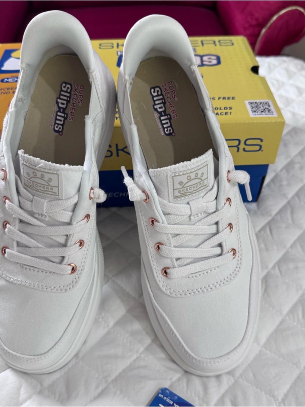 Sketchers Women’s Hands  Free Slip On Bobs Classic White New Tennis Shoes